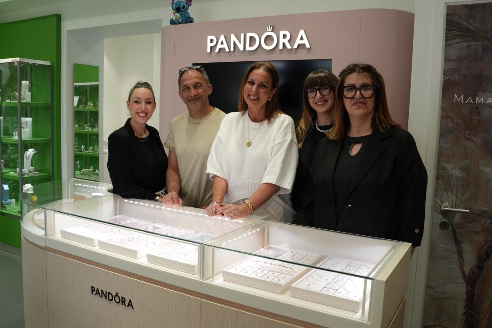 Il team di Ravizza Fashion nel punto vendita Pandora — Via Roma 37, Cuneo